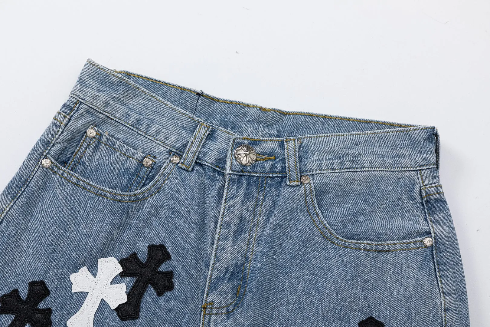 KE926#P180 The only correct leather label version on the market Chrome Hearts CH Cross embroidery distressed jeans Top ceiling quality 100% correct version The correct version is here!  Believe me this must be the best quality you will ever come across! ! Excellent value for money! !  Styles with different washes and textures are very friendly to people with thin legs and thick legs. The straight version is very flattering to the shape of the legs. The moderate length is timeless and easy to match. It is the basis of various styles and a must-have in the wardrobe! ! Add a little stacking to easily control the clean fit trend that has exploded this year. The fabric is stiff but also makes the upper body soft without losing texture. The sides and cuffs of some styles have a bone-wash effect. The vintage flavor pops up all at once. It’s really hard not to love it! ✅Correctly customize the Croxin metal leather label on the back panel. It is not sold directly with the cross on the finished jeans. 1:1 copying strives for excellence and the details are perfectly grasped. ✅The cross leather label is clear and smooth. Exquisite turning top craftsmanship. ✅Buttons, zippers and hardware are all customized versions of the Croxin LOGO. ✅High-cost washing process. Size: 28 30 32 34 36 (5 sizes)